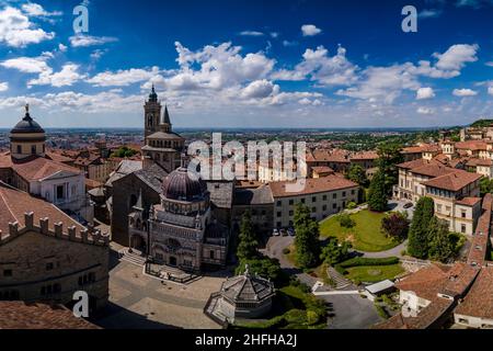 Vue panoramique depuis la tour Campanone avec les églises Basilique de Santa Maria Maggiore, la cathédrale de Bergame et la chapelle Colleoni. Banque D'Images