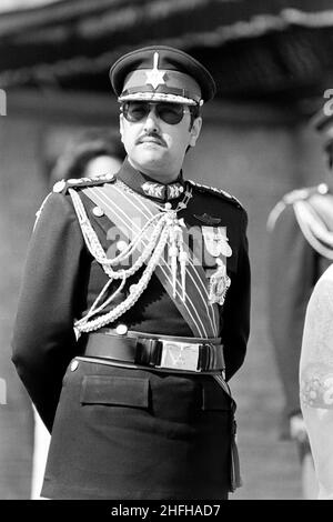 Le roi népalais Birendra attend de recevoir la reine Elizabeth à son arrivée pour une visite officielle du Népal à l'aéroport international de Katmandou, le 17 février 1986 à Katmandou, Népal. Banque D'Images