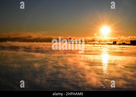 La vapeur et le brouillard proviennent du port froid en hiver au lever du soleil Banque D'Images