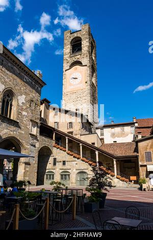 La tour Campanone, derrière le mur du Palazzo del Podestà, vue de la Piazza Vecchia.Tournez à gauche sur le Palazzo della Ragione. Banque D'Images