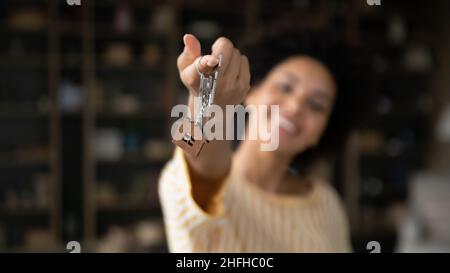 Jeune femme afro-américaine souriante montrant les clés de la caméra. Banque D'Images