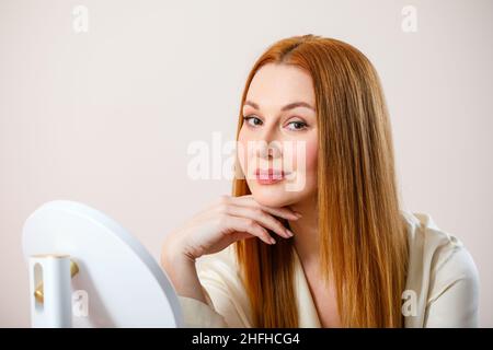 Portrait d'une femme adulte. La femme regarde l'appareil photo et sourit. Banque D'Images