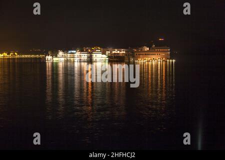 Vue sur le lac Pichola au crépuscule, Udaipur, Inde Banque D'Images