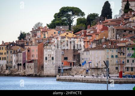 Rovinj, Croatie-6th janvier 2022 : belles maisons denses de la ville adriatique de Rovinj, aux façades colorées reconnaissables Banque D'Images