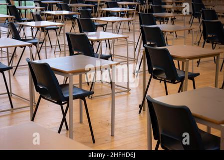 Des chaises et des tables d'école sont installées pour les examens dans une salle d'école.Préparation tôt le matin pour les examens dans une salle d'examen Banque D'Images