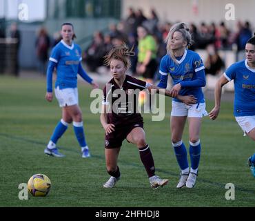 Édimbourg, Royaume-Uni.16th janvier 2022.Oriam, Édimbourg, Écosse, Janu Jenny Smith (Hearts, #10) est retenu par Brogan Hay (Rangers, #7) lors du match de SWPL1 entre Hearts et Rangers à Oriam à Édimbourg, Écosse.Park's Motor Group Scottish Women's Premier League 1 Alex Todd/SPP crédit: SPP Sport Press photo./Alamy Live News Banque D'Images