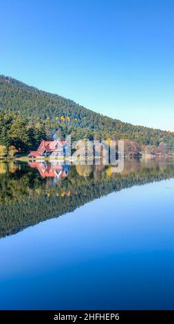 Vue panoramique sur le lac Abant avec une maison en bois sur le lac à Abant, Golcuk, Bolu, Turquie Banque D'Images