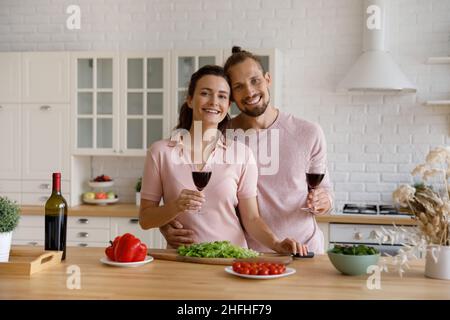 Portrait d'un couple de famille souriant posé dans la cuisine. Banque D'Images