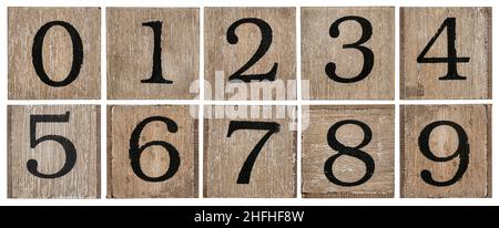 un ensemble de 10 nombres isolés de zéro à neuf - peinture noire rugueuse sur des blocs de bois de grunge Banque D'Images
