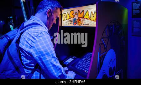 Istanbul, Turquie - février 2016: Homme jouant avec pac-man arcade console machine armoire Banque D'Images