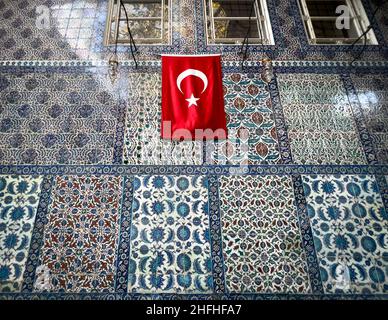 Istanbul, Turquie - novembre 2021 : carreaux d'iznik dans les murs de la mosquée du Sultan Eyup avec un drapeau turc.Eyup Sultan Mosquée est dans le quartier Eyup d'Istanbul, Banque D'Images