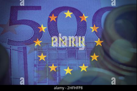 Drapeau européen avec le signe 'Pnrr', avec des billets en euros comme toile de fond, concept de l'aide financière européenne Banque D'Images
