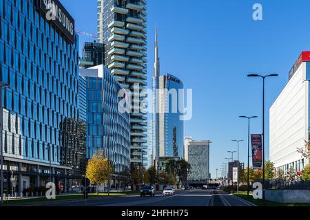 Milan, Italie, novembre 2021 – quartier financier moderne avec gratte-ciels abritant le siège des entreprises multinationales Banque D'Images