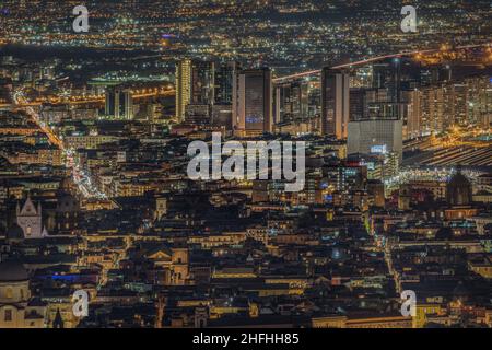 Vue panoramique nocturne du centre historique de Naples et du quartier des affaires Centro Direzionale, Italie Banque D'Images