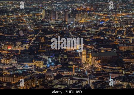 Vue aérienne stupéfiante du centre historique de Naples la nuit, région de Campanie, Italie Banque D'Images