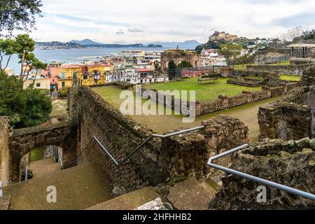 Vue sur le parc archéologique de Baiae situé sur le golfe pittoresque de Naples, la région de Campanie, en Italie Banque D'Images