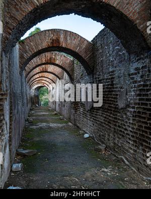 Un sentier pittoresque ancien avec des arches au parc archéologique de Baiae près de Naples, région de Campanie, Italie Banque D'Images