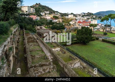 Vue sur le site archéologique de Baiae près de Naples, Italie.Baiae était une ville romaine célèbre pour ses thermes Banque D'Images