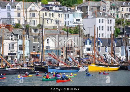Bateaux de pêche d'époque et groupe de kayak dans le port, Looe, Cornwall, Angleterre, Royaume-Uni Banque D'Images