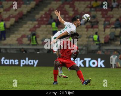 Douala, CAMEROUN - JANVIER 16 : Ramy Bensebaini d'Algérie gestes lors du match de la coupe d'Afrique des Nations groupe E entre l'Algérie et la Guinée équatoriale au Stade de Japoma le 16 2022 janvier à Douala, Cameroun.(Photo de SF) crédit: Sebo47/Alay Live News Banque D'Images