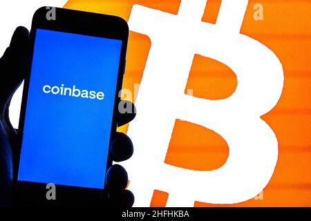 Espagne.12th janvier 2022.Sur cette photo, un logo Coinbase apparaît sur un smartphone avec un logo Bitcoin en arrière-plan.(Image de crédit : © Thiago Prudencio/SOPA Images via ZUMA Press Wire) Banque D'Images