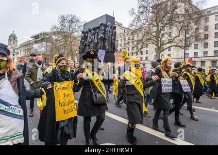 Les femmes vêtues de suffragettes participent à la manifestation "Kill the Bill" dans le centre de Londres avant un vote à la Chambre des Lords.Le projet de loi sur la police, la criminalité, la peine et les tribunaux constitue une menace pour le droit de manifester.Londres, Angleterre, Royaume-Uni 15.01.2022 Banque D'Images