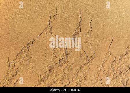 Motif texture type islamique sur la plage de sable tandis que la marée basse époque Banque D'Images