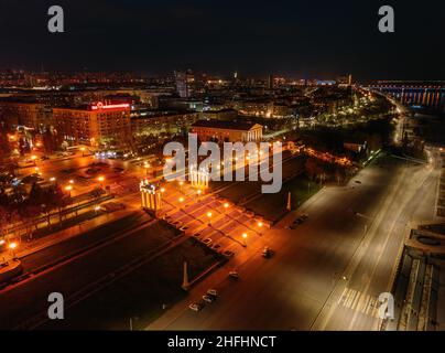 Remblai de Volgograd, promenade dans le Parc la nuit, vue aérienne depuis drone Banque D'Images