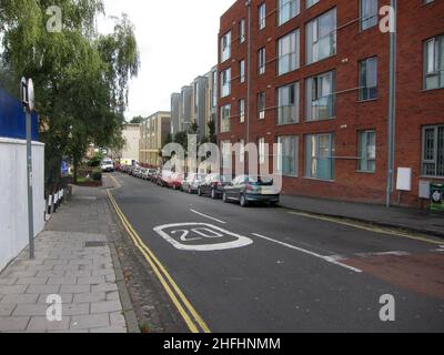 Août 2013 - limite de vitesse de 20 mph dans les bâtiments de Bath une route dans le centre de Bristol, avec des lignes de voitures garées Banque D'Images