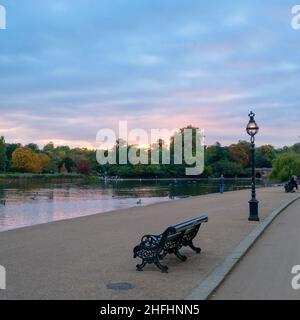 Coucher de soleil au Serpentine à Hyde Park, Londres Banque D'Images