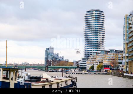 Un hélicoptère décollait de Battersea Heliport à Londres Banque D'Images