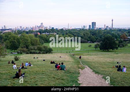 Les gens qui profitent de la vue sur les gratte-ciel de Londres depuis Primrose Hill Banque D'Images