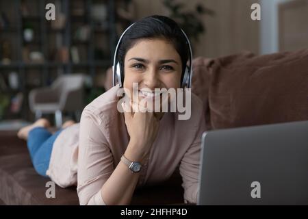 Portrait d'une jeune femme indienne heureuse dans un casque. Banque D'Images