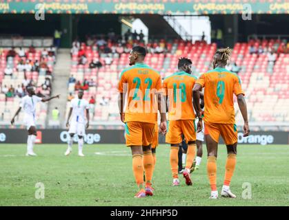 Douala, CAMEROUN - JANVIER 16 : Sébastien Haller, Ibrahim Sangare, Wilfried Zaha de Côte d'Ivoire pendant le match de la coupe d'Afrique des Nations groupe E entre la Côte d'Ivoire et la Sierra Leone au Stade de Japoma le 16 2022 janvier à Douala, Cameroun.(Photo de SF) crédit: Sebo47/Alay Live News Banque D'Images