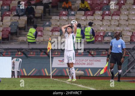 Douala, CAMEROUN - JANVIER 16 : Ramy Bensebaini d'Algérie lors de la coupe d'Afrique des Nations groupe E match entre l'Algérie et la Guinée équatoriale au Stade de Japoma le 16 2022 janvier à Douala, Cameroun.(Photo de SF) crédit: Sebo47/Alay Live News Banque D'Images