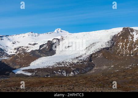 Glacier Falljokull dans le parc national de Vatnajokull, dans le sud de l'Islande, par une belle journée d'été Banque D'Images