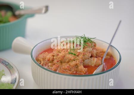 Poulet au curry Kapitan avec lait de coco.Une cuisine traditionnelle de nyonya. Banque D'Images