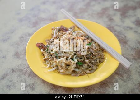 Nouilles frites Char Kuey Teow.Célèbre cuisine de style belliciste en Malaisie. Banque D'Images