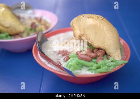 Cendol de durian rasé glacé avec des haricots rouges, du lait de coco et du sucre de palme doux désert. Banque D'Images