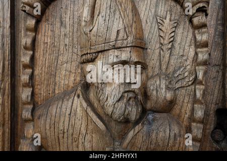 Porte en bois sculptée de la cathédrale de Santa María de Tui le long du Camino Portugais à Tui, Espagne.Cette route du pèlerinage de Camino de Santiago r Banque D'Images