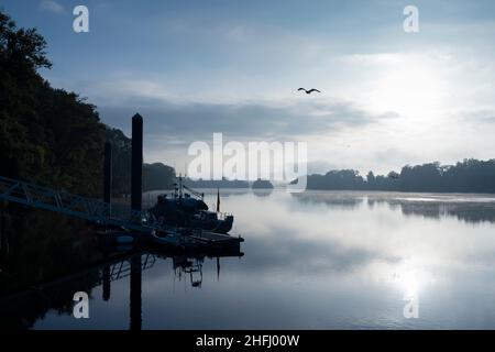 Le soleil se lève sur la rivière Minho le long des Portugais Camino à Tui, en Espagne.Cette route du pèlerinage de Camino de Santiago s'étend au nord de la ville Banque D'Images