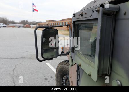 Les soldats de la Brigade de soutien 113th de la Garde nationale de Caroline du Nord se déploient sur ordre du gouverneur au Centre de préparation du CNG à Greensboro, en Caroline du Nord pour la tempête d'hiver Izzy, le 15 janvier 2022.Près de 40 soldats sont affectés à toutes les équipes d’intervention en cas de danger et à d’autres ensembles de forces pour soutenir la réaction des autorités locales à une importante tempête d’hiver dans la région. Banque D'Images