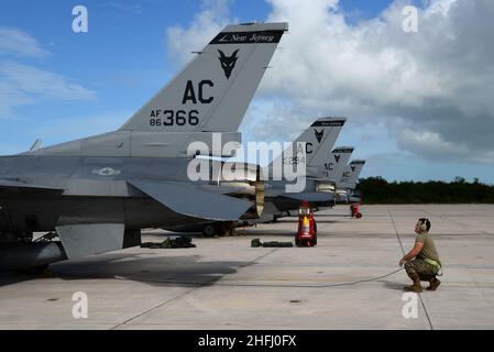 Le chef de l'équipage du F-16 de l'aile Fighter 177th de la Garde nationale aérienne du New Jersey, Airman Brandon Rota, communique avec le pilote lors des vérifications de démarrage à la base aérienne navale de Boca Chica, en Floride, le 10 janvier 2022.177FW le personnel d'entretien, d'exploitation, de logistique, de communication et de sécurité s'est rendu à l'installation navale de Key West pour profiter des conditions météorologiques et voler de nombreuses sorties d'entraînement, en préparation à un événement de formation de démonstration Agile combat Employment à la base de la Garde nationale aérienne de Muñiz, en Caroline, en Pennsylvanie.(É.-U.Photo de la Garde nationale aérienne par le Sgt principal.Et Banque D'Images