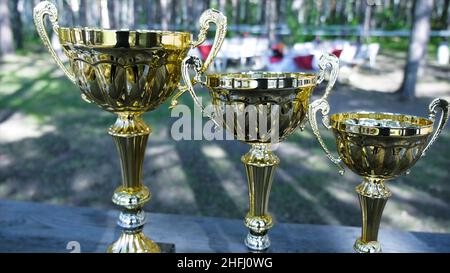 trois coupes du gagnant de la deuxième et troisième place sur le podium, en plein air.Attache.Trophées. Banque D'Images