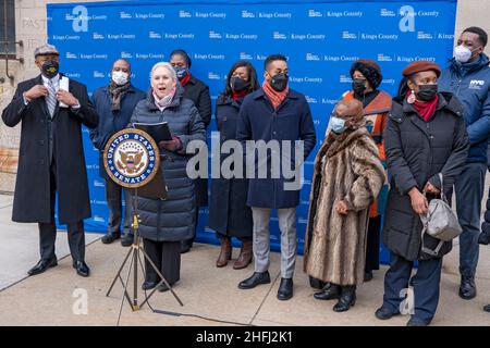 BROOKLYN, NY - 16 JANVIER : le sénateur américain Kirsten Gillicand s'exprime lors d'une conférence de presse sur la santé maternelle à l'extérieur de l'hôpital du comté de Kings, à Brooklyn, le 16 janvier 2022, à New York.Le sénateur Gilliband se joint au maire Adams, le représentant Clarke et le président du quartier de Brooklyn, Antonio Reynoso, tiennent une conférence de presse à l'extérieur de l'hôpital du comté de Kings à Brooklyn pour appeler à un financement critique pour traiter la crise de mortalité maternelle parmi les femmes noires et éliminer le biais racial dans les soins maternels.Crédit : Ron Adar/Alay Live News Banque D'Images