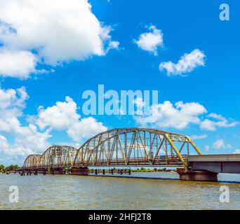 En voiture sur la route du chef menteur avec le vieux pont dans la zone est de la Nouvelle-Orléans traversant la baie Banque D'Images