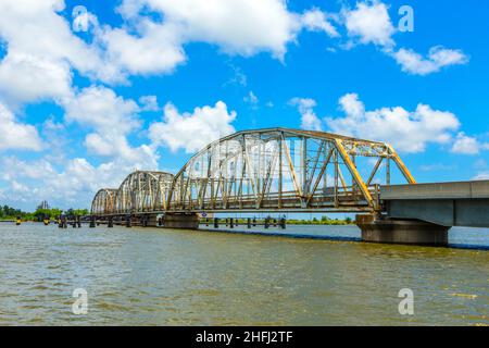 En voiture sur la route du chef menteur avec le vieux pont dans la zone est de la Nouvelle-Orléans traversant la baie Banque D'Images