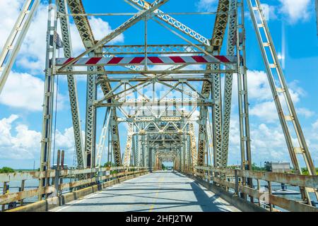 En voiture sur la route du chef menteur avec le vieux pont dans la zone est de la Nouvelle-Orléans traversant la baie Banque D'Images