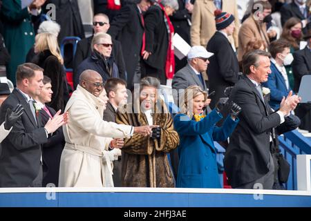 15 janvier 2022.Glenn Youngkin, Winsome Earle-Sears, Jason Miyares, nouveaux élus de Virginie, à la cérémonie inuguarale.Richmond, Virginie, États-Unis Banque D'Images