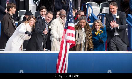 15 janvier 2022.Glenn Youngkin, Winsome Earle-Sears, Jason Miyares, nouveaux élus de Virginie, à la cérémonie inuguarale.Richmond, Virginie, États-Unis Banque D'Images